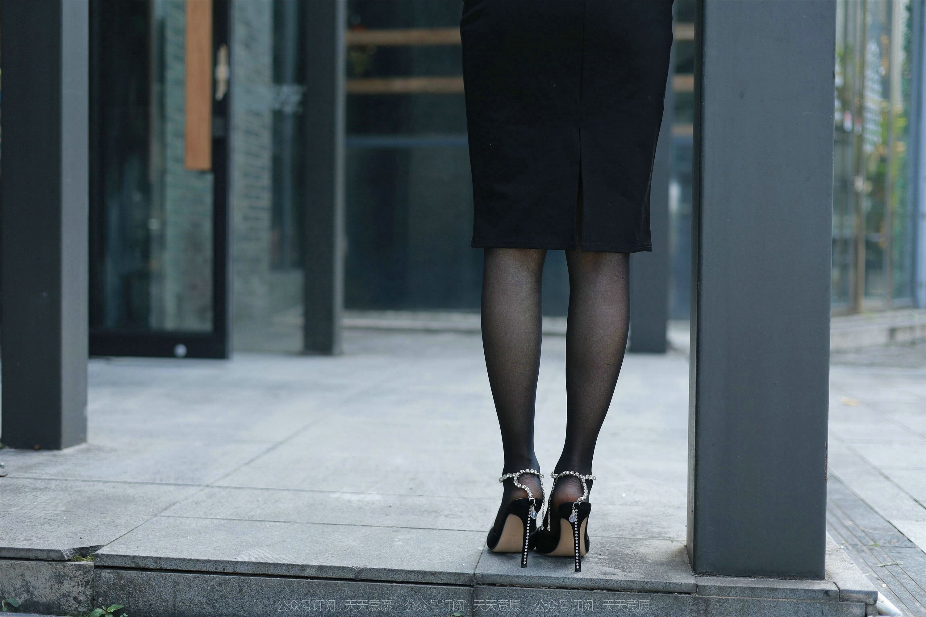 IESS异思趣向  2022.02.11 丝享家1002：婉萍《性感OL窄裙》